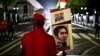 Un simpatizante del presidente Nicolás Maduro aguarda los resultados de las elecciones de este domingo en Venezuela de parte del poder comicial, en las cercanías del palacio de Miraflores, el 28 de julio de 2024.