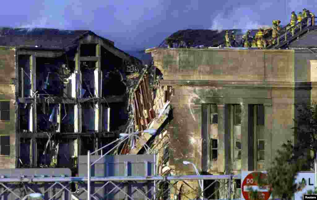 Fojiadan so'ng Pentagon binosi tomida ishlayotgan o't o'chiruvchilar. Arlington, Virjiniya shtati. 2001-yil, 11-sentabr.