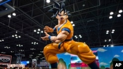 แฟ้มภาพ - หุ่นตัวละคร โกคู จาก ดราก้อนบอล ที่งาน New York Comic Con เมื่อ 12 ต.ค. 2566
