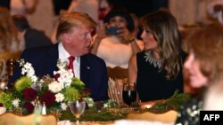 Дональд і Меланія Трамп на різдвяній вечері у маєтку Мар-а-Лаго у Флориді, 24 грудня 2019