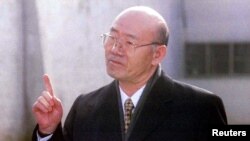전두환 전 한국 대통령이 1997년 12월 22일 안양교도소에서 출소한 후 취재진에 입장을 밝히고 있다.