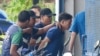 말레이시아 경찰에 체포된 김정남 피살 사건 용의자 리정철(가운데)이 지난 18일 쿠알라룸푸르 세팡경찰서로 압송되고 있다.