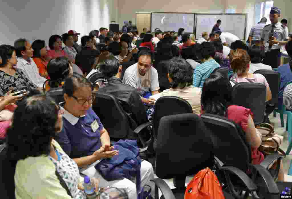 Surabayadagi aeroportda yo&#39;lovchilarning yaqinlari xabar kutayapti. 28-dekabr, 2014-yil.