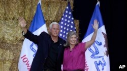 Колишній віце-президент США Майк Пенс із сенаторкою Джоні Ернст у Айові, 3 червня 2023 р. AP Photo/Charlie Neibergall