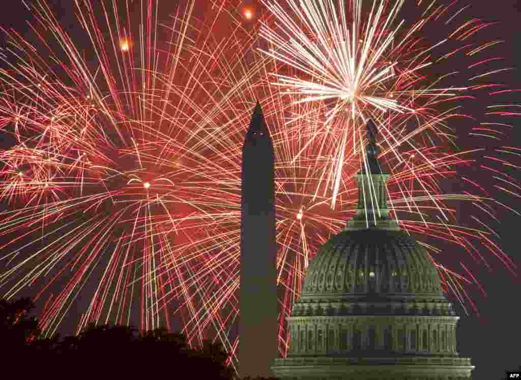 Fireworks explode over the National Mall to mark the nation&#39;s Independence Day as the U.S. Capitol (R) and National Monument are seen in Washington, D.C., July 4, 2017.