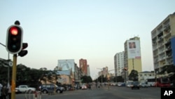 Avenida Eduardo Mondlane na cidade de Maputo em Moçambique