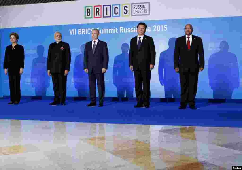 9일 러시아 우파에서 브릭스(BRICS) 정상회의가 열린 가운데 각 국 정상들이 기념사진 촬영을 하고 있다. 왼쪽부터 지우마 호세 브라질 대통령, 나렌드라 모디 인도 총리, 블라디미르 푸틴 러시아 대통령, 시진핑 중국 국가주석, 제이콥 주마 남아프리카공화국 대통령.