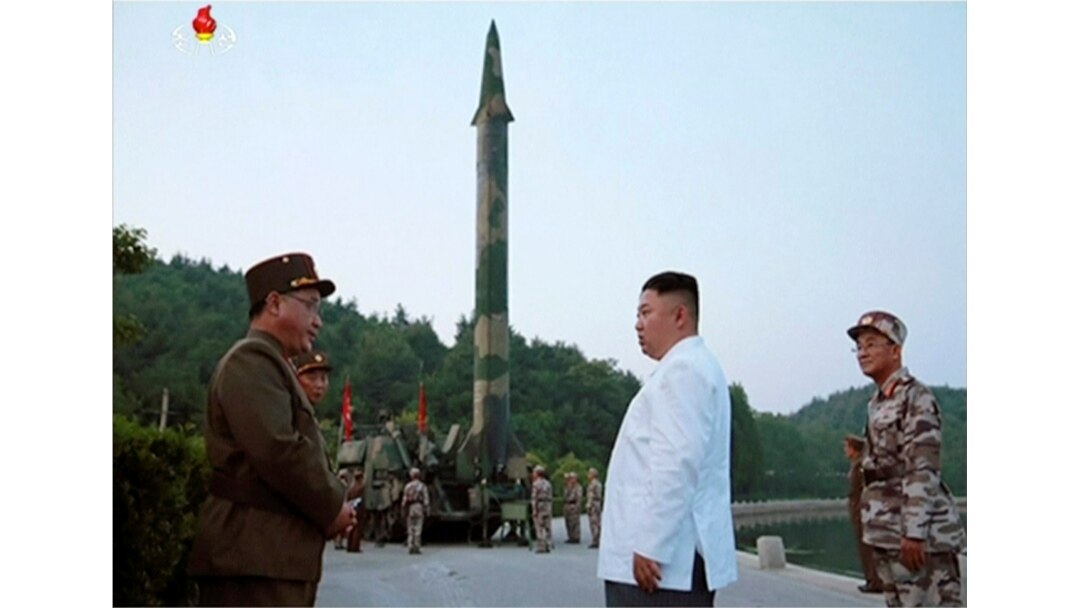 김정은 북한 국무위원장(가운데)이 새로 개발한 정밀유도 탄도미사일 시험발사를 참관했다고, 관영 조선중앙TV가 지난 2017년 보도하면서 관련 동영상 캡처 사진을 내보냈다. 김 위원장 뒤로 이동식 발사대와 발사 준비를 마친 탄도미사일이 보인다.