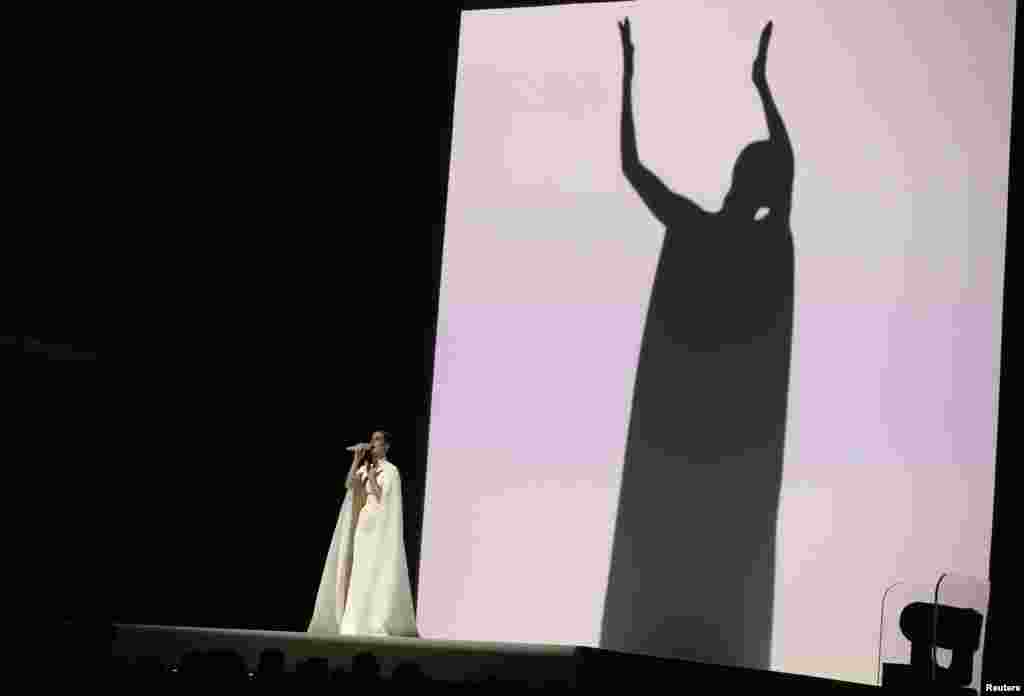 Katy Perry canta "By The Grace of God" na 57ª gala anual dos Prémios Grammy, Los Angeles, Califórnia, Fev. 8, 2015.