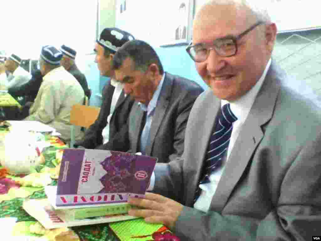 Professor Abdusalom Abduqodirov o'quvchialr uchun shoir kitoblariga dastxat bitmoqda