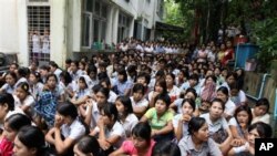 လုပ်အားခတိုးမြှင့်ရရှိရေး တောင်းဆိုနေခဲ့ကြတဲ့ မြန်မာစက်ရုံအလုပ်သမားများ။