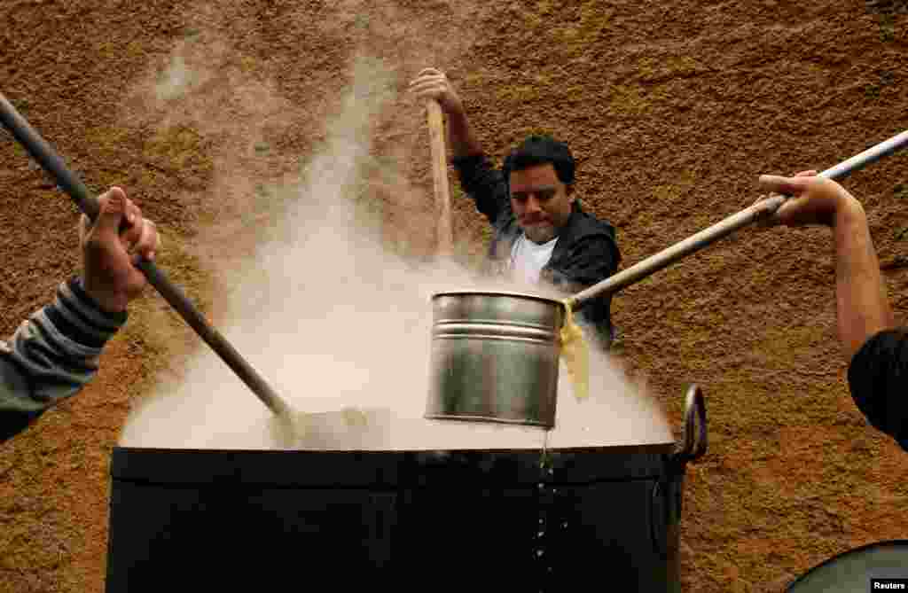 Volunteers cook soup called &#39;porciuncula&#39; during La Porciuncula, a religious activity where Franciscan priests give food to people, at the convent of Los Descalzos, in Lima, Peru, Aug. 2, 2017.