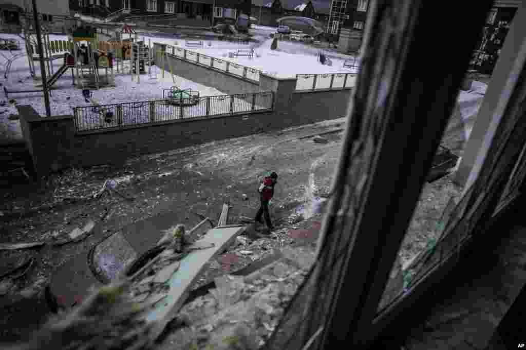 Donetskda yuz bergan otishmadan keyingi manzara, 18-yanvar, 2015-yil.