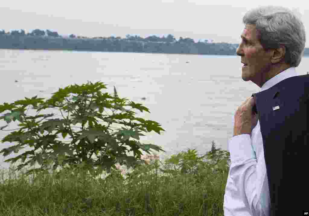 Jon Kerri Kongo daryosi bo&#39;yida sayr qilmoqda, Kinshasa, 3-may, 2014-yil.