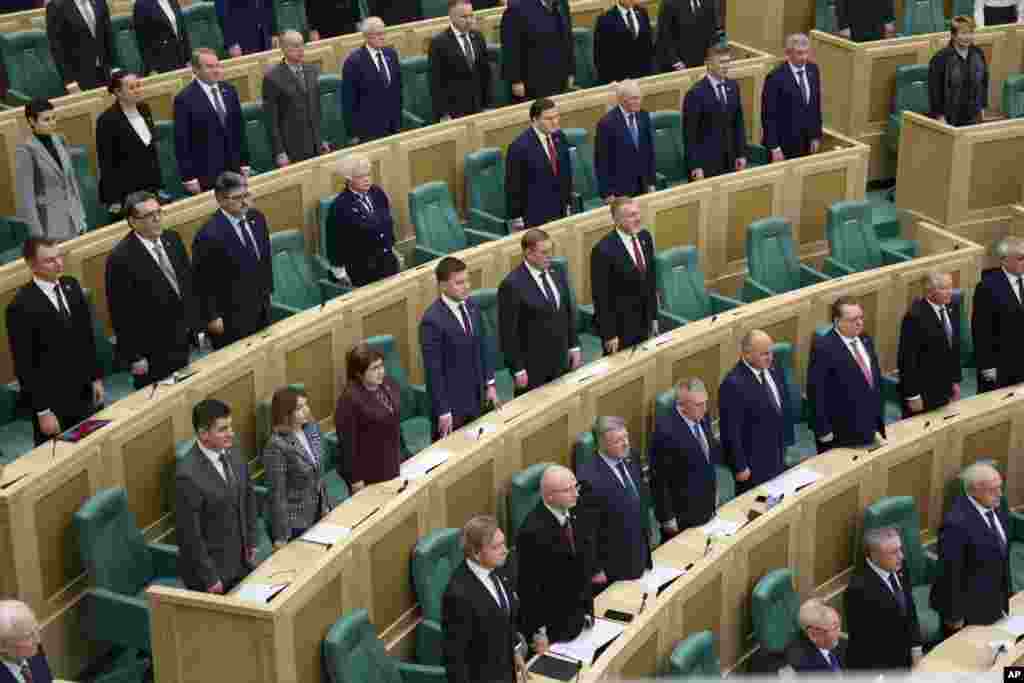 Rossiya qonunchilari mamlakat madhiyasi sadolari ostida Prezident Vladimir Putinga qurolli kuchlarni xorijiy mamlakatga yo'llashga ruxsat berdi