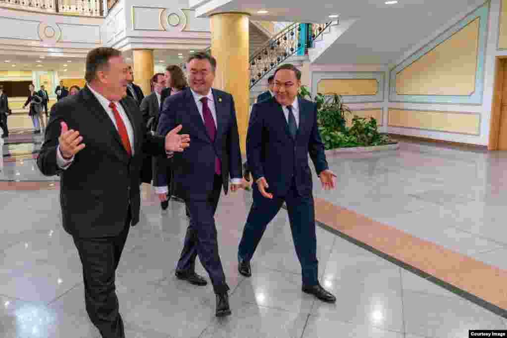 2-fevral kuni AQSh Davlat kotibi Mayk Pompeo Nur-Sultonda Qozog'iston Prezident Qosim-Jo'mart Tokayev, Tashqi ishlar vaziri Muxtor Tleuberdi bilan muloqot qildi. Pompeo Ameriika elchixonasida ham bo'ldi. Uyg'ur oilalar bilan ham uchrashdi. AQSh Qozog'iston va qo'shni davlatlarni Xitoyga biror uyg'urni topshirmaslikka chaqirmoqda.