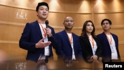 2024년 8월 9일 태국 방콕에서 나따퐁 릉빠냐웃 인민당 대표(왼쪽) 전진당 해산과 신당 출범에 관한 기자회견을 하고 있다.