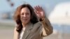 La vicepresidenta de Estados Unidos, Kamala Harris, saluda durante su arribo a Maryland, el sábado 27 de julio de 2024.