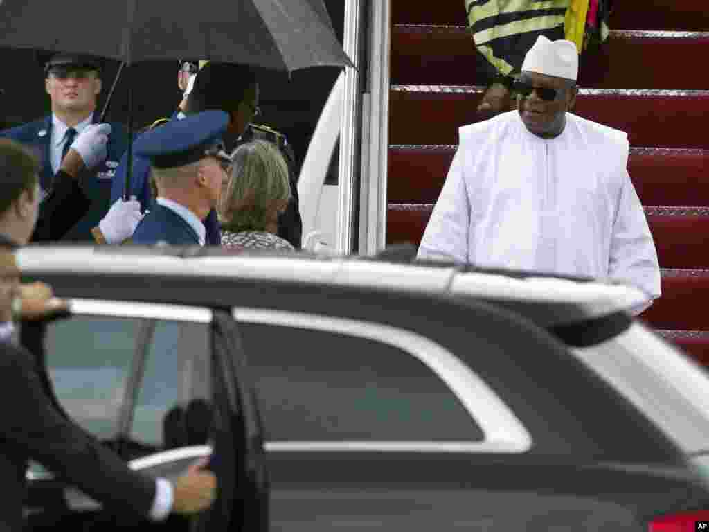 Mali prezidenti Ibrohim Boubakar Keyta (o'ngda) Afrika sammitida ishtirok etish uchun AQShga yetib keldi, Vashington, 2014-yil, 4-avgust.