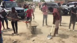 Limpeza no Cazenga para reabilitar ponte