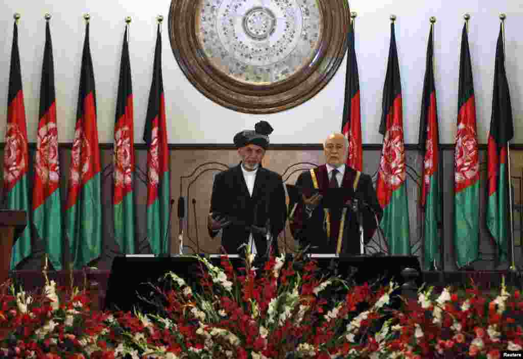 Ashraf G'ani (chapda) prezident sifatida qasamyod keltirmoqda, 29-sentabr, 2014-yil.