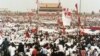 1989年5月17日，中国北京天安门广场上成千上万名民主示威者。（美联社）