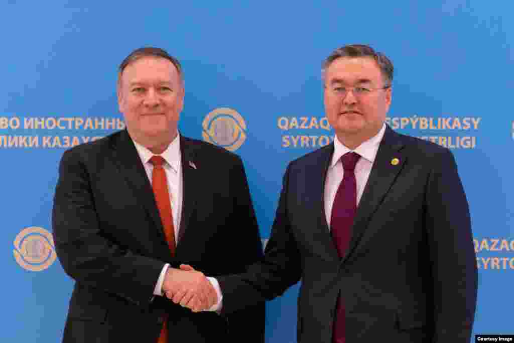 2-fevral kuni AQSh Davlat kotibi Mayk Pompeo Nur-Sultonda Qozog'iston Prezident Qosim-Jo'mart Tokayev, Tashqi ishlar vaziri Muxtor Tleuberdi bilan muloqot qildi. Pompeo Ameriika elchixonasida ham bo'ldi. Uyg'ur oilalar bilan ham uchrashdi. AQSh Qozog'iston va qo'shni davlatlarni Xitoyga biror uyg'urni topshirmaslikka chaqirmoqda.