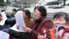 在北京街头喊冤的女上访人员(资料照片)