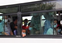 Niqob taqib olgan turkmanistonliklar avtobusda, Ashgabat, Turkmaniston, 2020-yil, 13-iyul