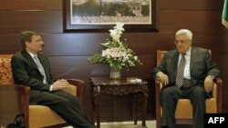 Amerika elchisi Deyvid Xeyl, Falastin rahbari Mahmud Abbos