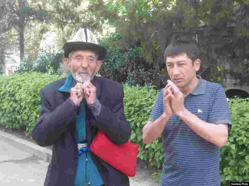 Otaxon ko'rsatgan yordami uchun yigitni duo qilmoqda.