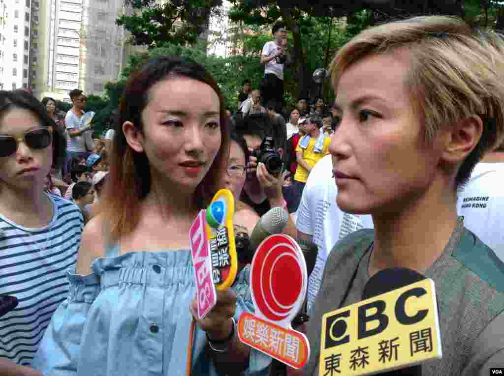 香港艺人何韵诗(右)在她举办的“有种的漂亮The Beauty of WE”音乐会和社区文化活动中接受采访(2016年6月19日,美国之音海彦拍摄)。何韵诗曾经积极参与香港要求普选的“雨伞运动”,并且和达赖喇嘛会面,被指责为支持香港独立。