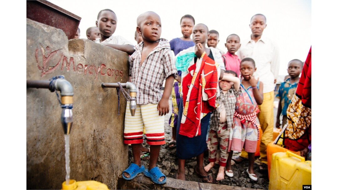 Children prepare to wash their hands, in Goma, Democratic Republic of Congo. (Courtesy of Mercy Corps.)