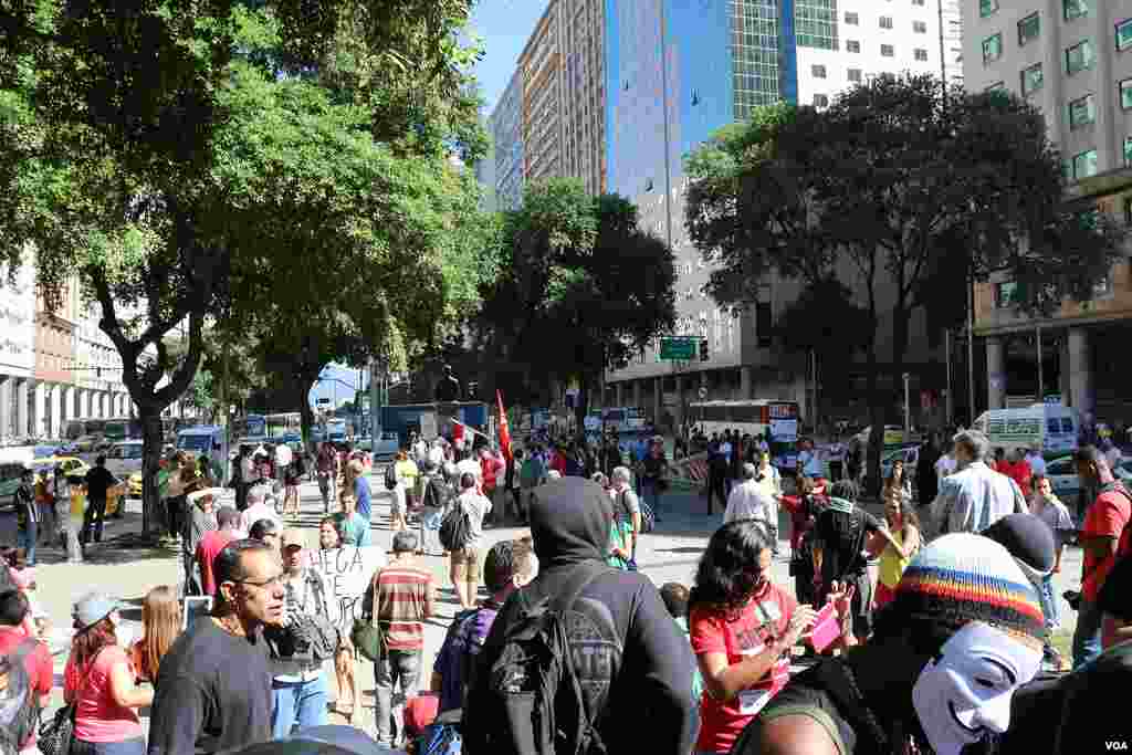 Braziliyada hukumatga qarshi norozilik namoyishlari chempionat ochilgan kuni ham davom etdi, 12-iyun, 2014-yil.
