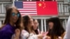 2015年9月24日，白宫旧行政楼上悬挂的中美两国国旗