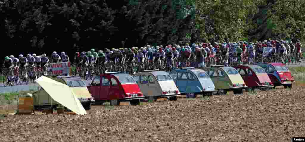 The pack rides during the 189.5-km stage 14 of the 104th edition of the Tour de France cycling race from Blagnac to Rodez, France, July 15, 2017.