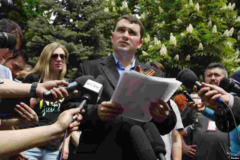 Ayirmachilar vakili Aleksandr Malixin referendum natijalarini e'lon qildi. Lugansk, 12-may-2014-yil.