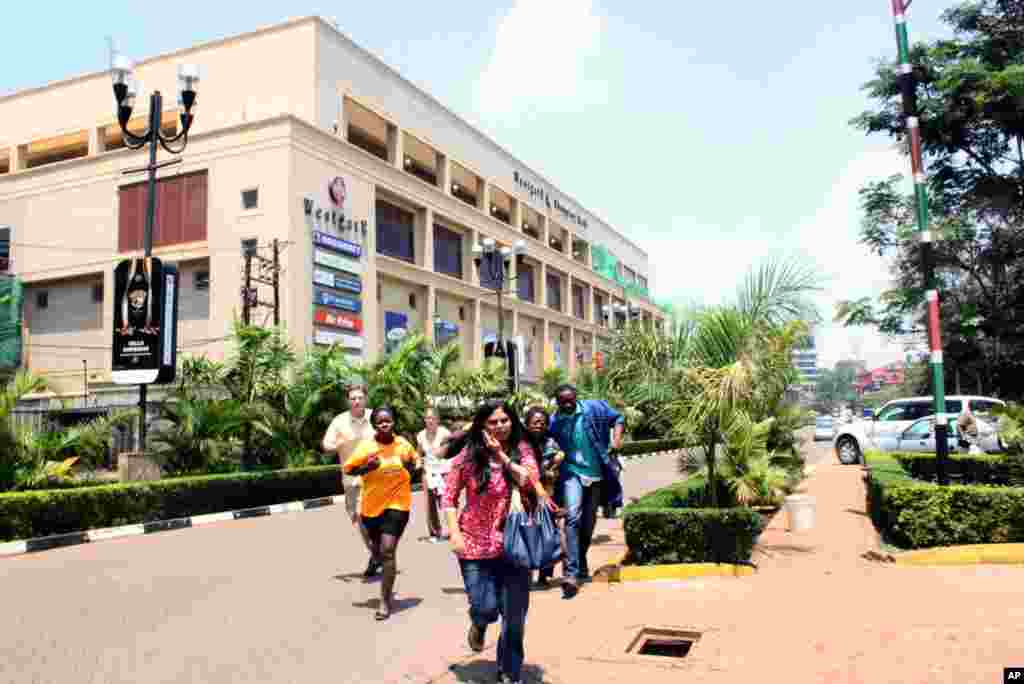 watu wakikimbia kutoka kwenye maduka ya kifahari ya WestGate Mall mjini Nairobi, Septemba, 21 2013.