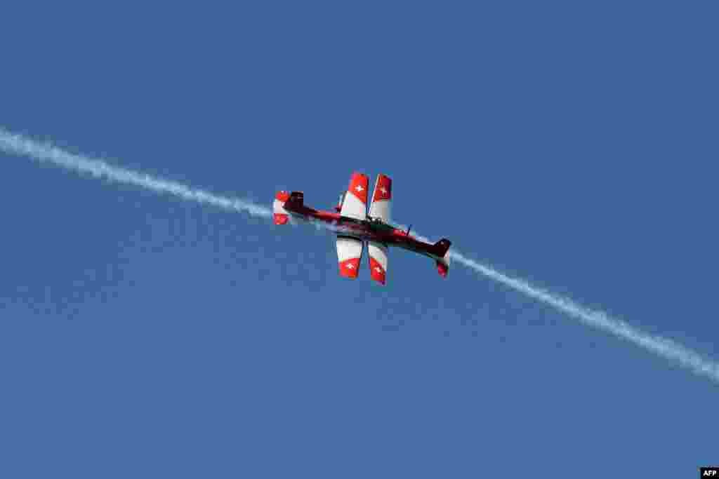 PC-7 Pilatus planes of the Swiss Air Force Aerobatics Team cross during a flight display prior to the final of the Swiss Open ATP 250 tennis tournament in Gstaad.