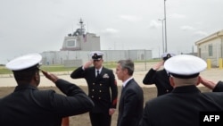 NATO Bosh kotibi Yens Stoltenberg (markazda) Ruminiyada raketa hujumiga qarshi Ijis (Aegis) mudofaa sistemasini ishga tushirish marosimida qatnashmoqda, Deveselu, 12-may, 2016-yil