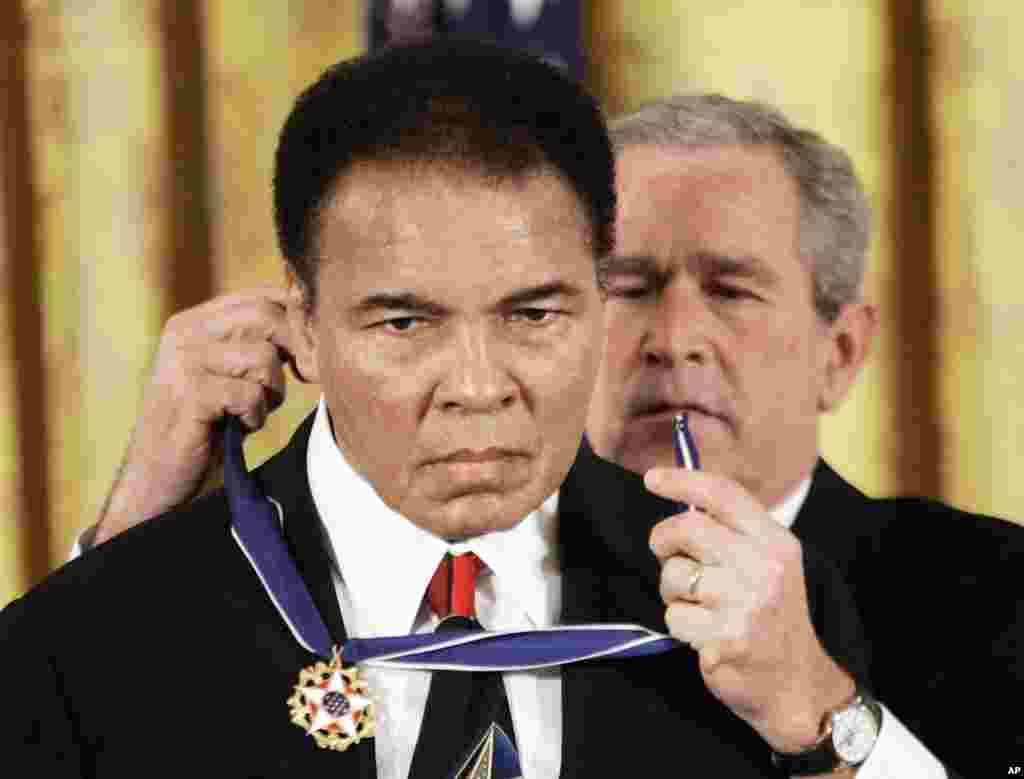 Prezident Jorj Bush Muhammad Aliga "Ozodlik" Prezident medalini taqdim etmoqda, 9-noyabr, 2005-yil.