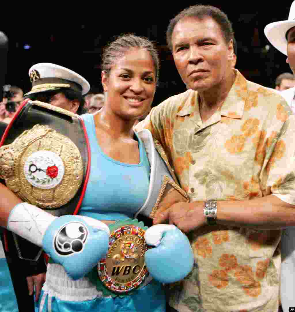 Muhammad Ali bokschi qizi Laylo Ali bilan, 11-iyun, 2005-yil.