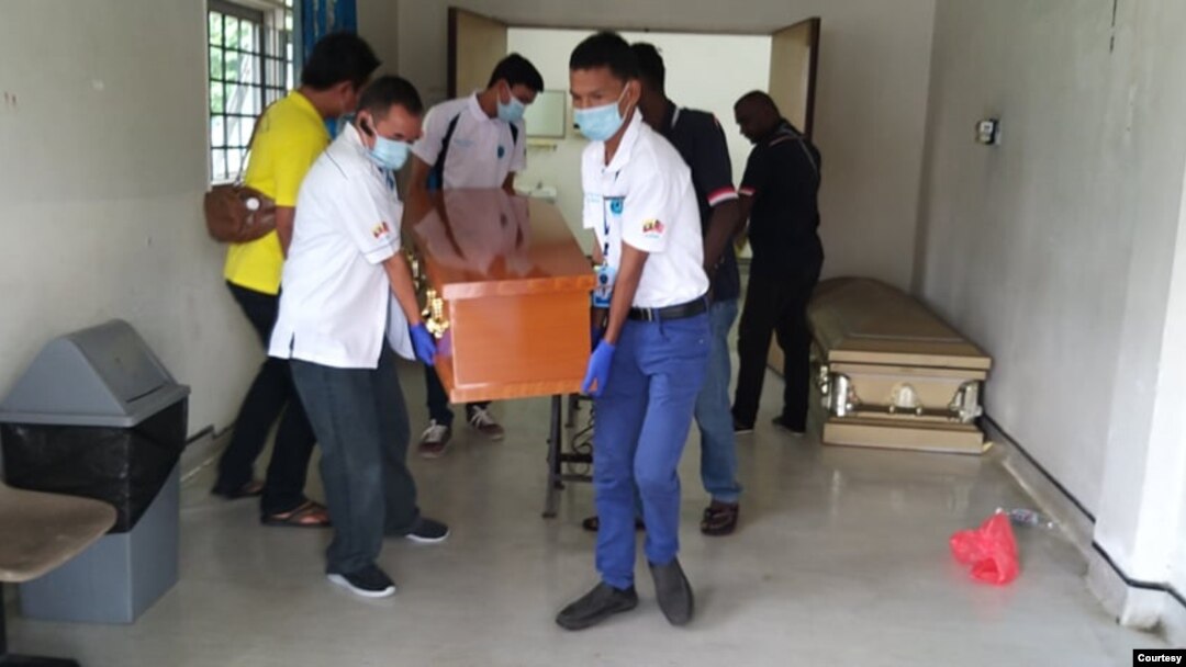 ဇူလိုင်လအတွင်းက မလေးရှားနိုင်ငံ ဂျိုဟိုးမှာ ပြုလုပ်ခဲ့တဲ့ မိမိကိုယ်ကိုယ် အဆုံးစီရင်သူတဦးရဲ့ ဈာပန။ (ဓာတ်ပုံ - မြန်မာလူမူကူညီရေးအသင်း - မလေးရှား)