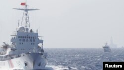 中国海警船在南中国海上的中国“海洋石油981号钻井平台"附近，距离越南海岸大约210公里(资料照片)