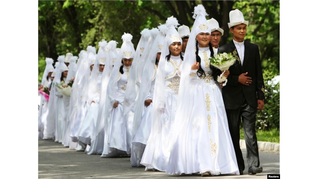20 juftlikdan iborat ommaviy to'y. Bishkek, Qirg'iziston. 2011-yil