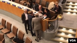 Diplomats try to calm Syrian envoy Amjad Qassem Agha at the United Nations, New York, Oct. 25, 2017. (Photo by Celia Mendoza/VOA)