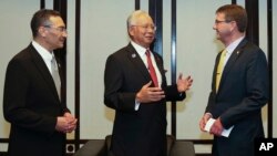 Malayziya Bosh vaziri Najib Razoq (markazda), Mudofaa vaziri Hisomuddin Husayn va Pentagon rahbari Eshton Karter Malayziyadagi sammitda. Kuala-Lumpur, 4-noyabr, 2015-yil.