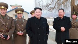 朝鲜领导人金正恩视察朝鲜人民军空军（资料照）
