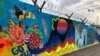 Mural en Guatemala, creado en homenaje a los niños que padecen el impacto de recientes huracanes. [Foto: Eugenia Sagastume, VOA]