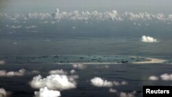 从菲律宾军机上拍摄到的中国正在南中国海一带进行所谓的土地开垦。
